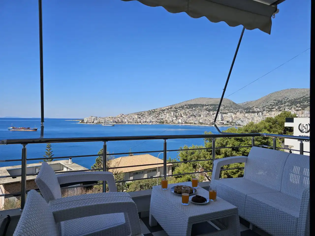 Wohnung 70qm in Saranda mit Meerblick, 1 Schlafzimmer, 1 Bad, 300 Meter zum Meer, zentral