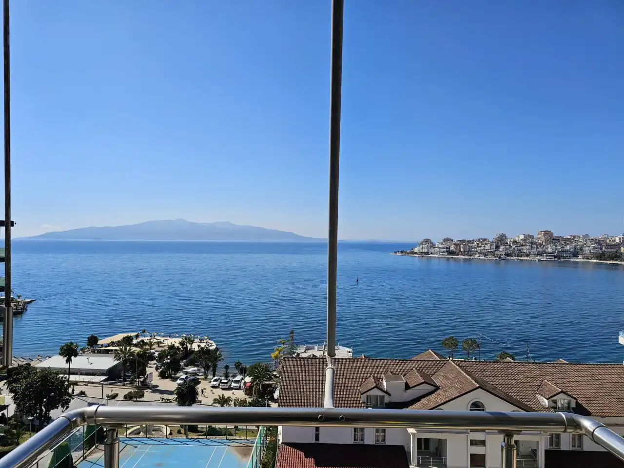Wohnung 100qm in Saranda mit Meerblick, 2 Schlafzimmer, 2 Bäder, Balkon, 200 Meter zum Meer