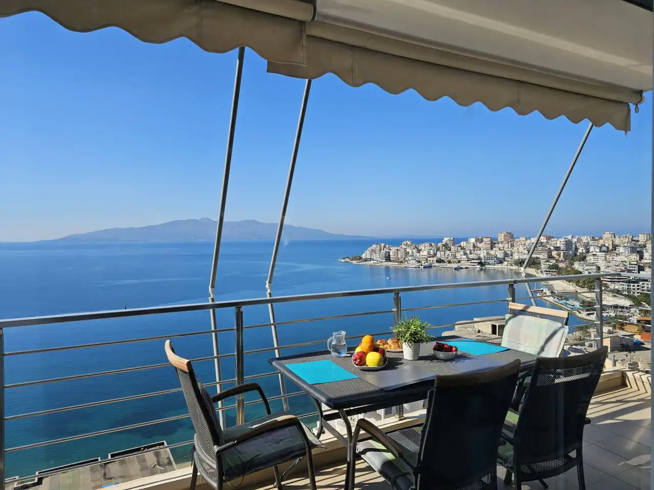 Wohnung 110qm in Saranda mit Meerblick, 2 Schlafzimmer, 2 Bäder, Balkon 20qm, 70 Meter zum Meer