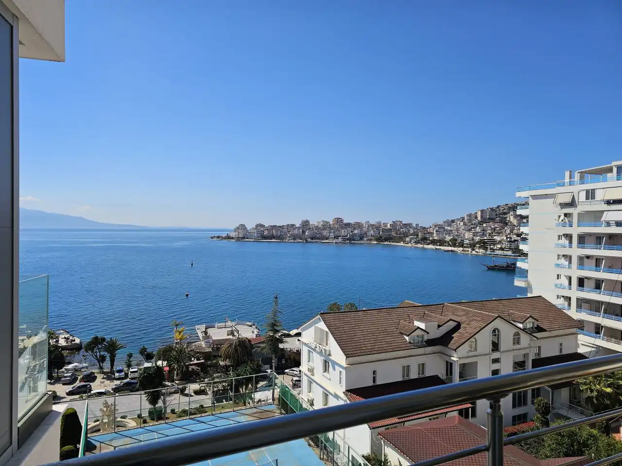 Wohnung 90qm in Saranda mit Meerblick, 2 Schlafzimmer, 1 Bad, Balkon, 150 Meter zum Meer, zentral
