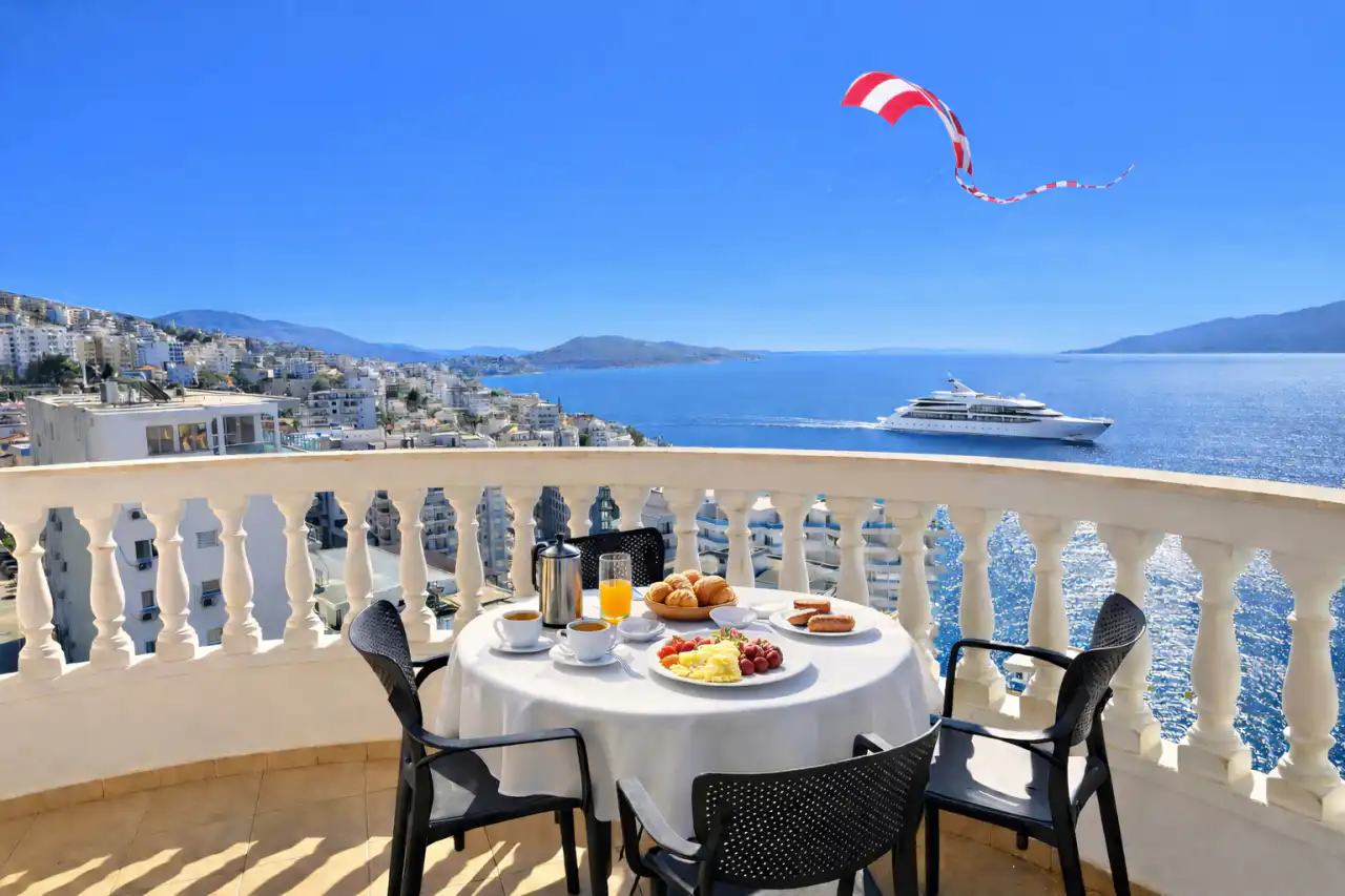 Wohnung 100qm in Saranda mit Meerblick, 2 Schlafzimmer, 2 Bäder, Balkon, 250 Meter zum Meer, zentral