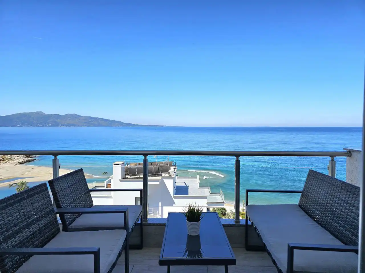 Wohnung 58qm in Saranda mit Meerblick, 1 Schlafzimmer, 1 Bad, Balkon, 30 Meter zum Meer
