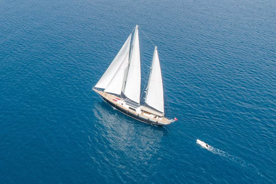 Segelyacht Titanic Moss | 40 m | bis zu 12 Personen | privater Koch | Sauna | mit Kaptain
