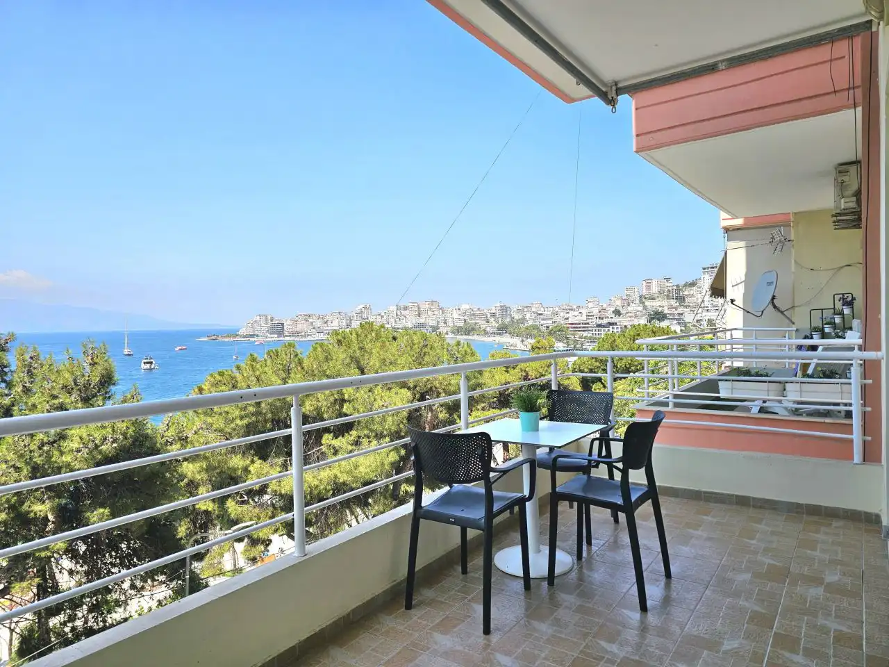 Wohnung 72qm in Saranda mit Meerblick, 1 Schlafzimmer, 1 Bad, Balkon, 100 Meter zum Meer