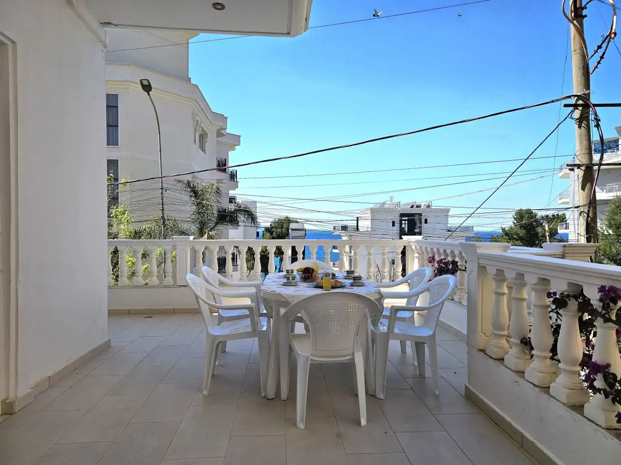 Wohnung 90qm in Saranda mit Meerblick, 2 Schlafzimmer, 1 Bad, sehr grosse Terrasse, 50 Meter zum Meer