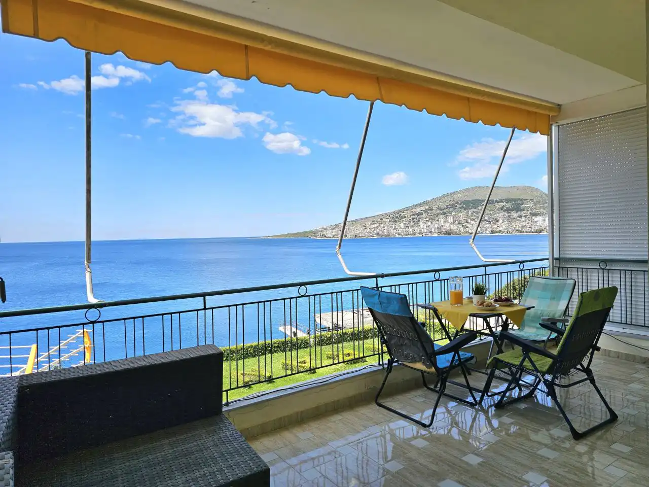 Wohnung 110qm in Saranda mit Meerblick, 2 Schlafzimmer, 2 Bäder, sehr grosser Balkon, 70 Meter zum Meer