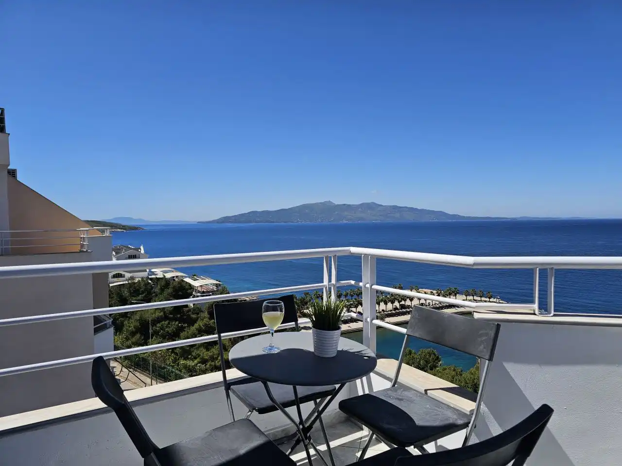 Wohnung 85qm in Saranda mit Meerblick, 2 Schlafzimmer, 1 Bad, grosser Balkon, 200 Meter zum Meer